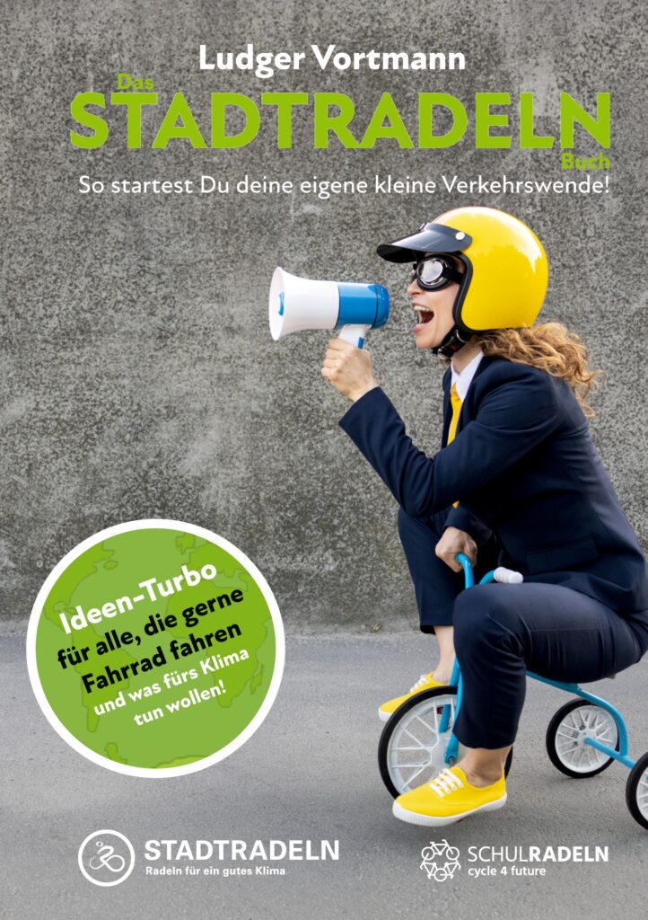 Buchcover Das Stadttadeln-Buch. Eine jungeFrau in blauem Anzug mit gelbem Motorradhelm und Megafon fährt auf einem Dreirad.